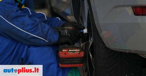 Teminė nuotrauka, vaizduojanti automobilių padangų montavimą ir balansavimą servise