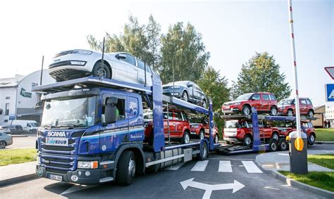 Teminis foto: autovežis, transportuojantis seną automobilį