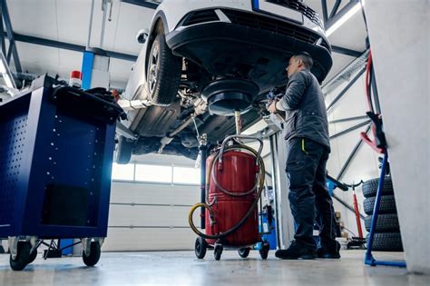 Teminė nuotrauka: automobilių dalys ir serviso įrankiai