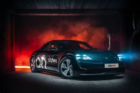 Tematinė nuotrauka, vaizduojanti elektromobilį „Porsche“ su „CityBee“ logotipu.