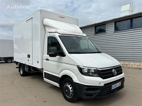 Volkswagen Crafter furgonas, važiuojantis keliu