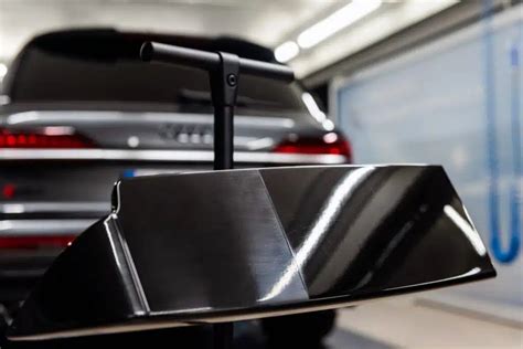 Teminė automobilio poliravimo proceso iliustracija su prieš ir po efektais