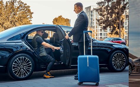 Asmeninis vairuotojas prie prabangaus automobilio