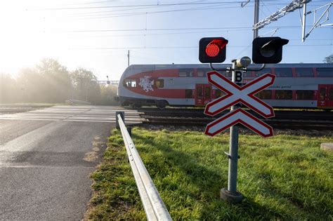 Informacinė grafika apie saugumo taisykles geležinkelyje ir elgesį prie bėgių