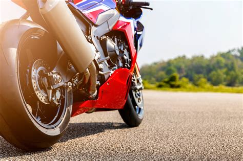 nuotrauka ar brėžinys, iliustruojantis motociklo stūmimo su išjungtu varikliu manevrą