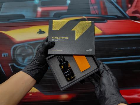 Automobilis su keramine danga, rodantis blizgesį ir hidrofobinį efektą