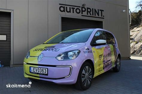 Automobilis, apklijuotas spalvota matine plėvele