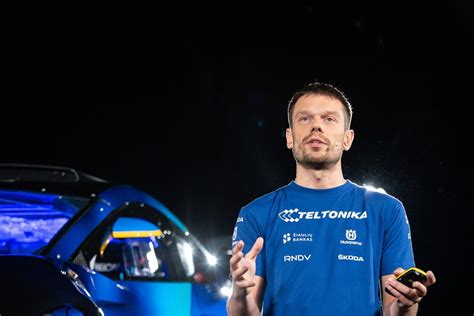 Nuotrauka, iliustruojanti laimingą šeimą prie naujo automobilio