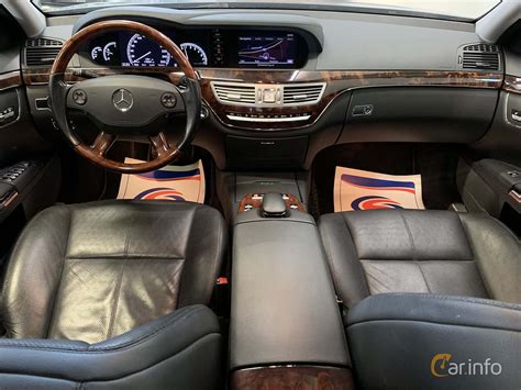 Mercedes-Benz W221 S klasės interjero nuotrauka su prietaisų skydeliu