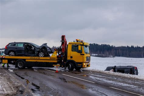 Avarijos vieta Kaišiadorių rajone su suniokotais automobiliais