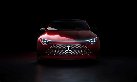 Mercedes-Benz B klasės automobilis važiuojantis keliu, vizualizuojantis kompaktišką vienatūrį