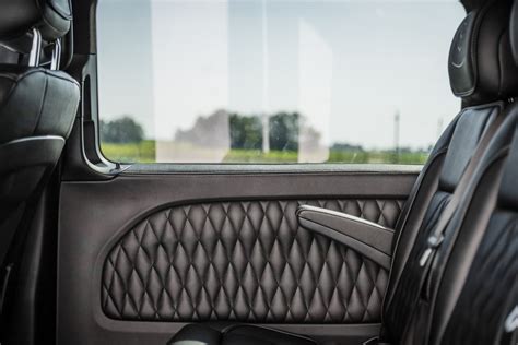 Mercedes-Benz B klasės interjero nuotrauka su moderniais ekranais