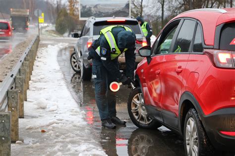 Infografika, lyginanti stabdymo kelią su vasarinėmis ir žieminėmis padangomis ant sniego ir ledo