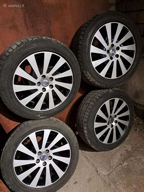 Saab automobilis su R17 ratlankiais