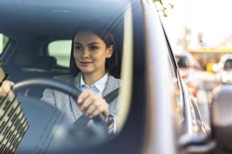 vairuotojas matuoja automobilio prošvaisą