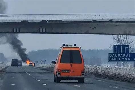 Teminė nuotrauka: automobilis, kuriam važiuojant rūke yra ribotas matomumas