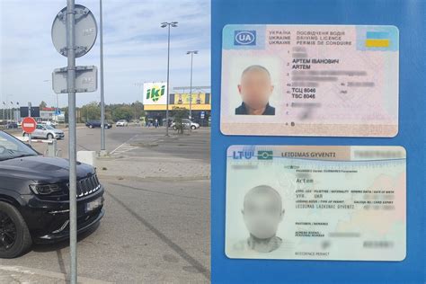 Vairuotojas rodo dokumentus policijai