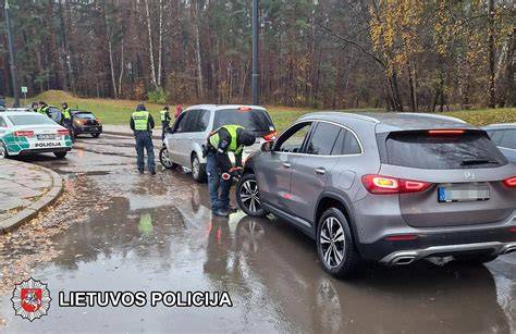 Teminė nuotrauka, vaizduojanti transporto priemonę techninės apžiūros punkte