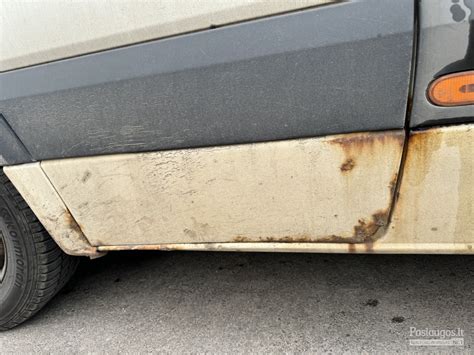 Rūdžių pažeistas automobilio dugnas