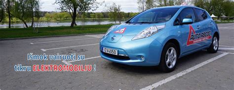 Vairavimo mokyklos automobilis su papildomais pedalais instruktoriui