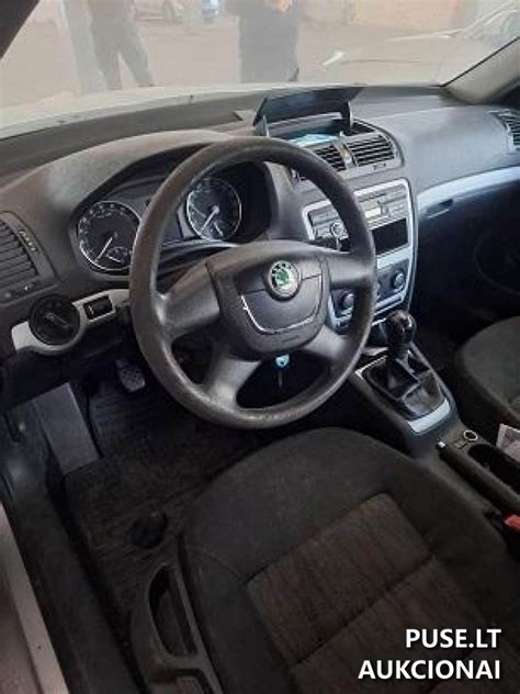 Škoda Octavia salono interjero nuotrauka, pabrėžiant prietaisų skydelį