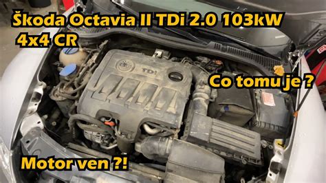 Škoda Octavia variklio skyriaus nuotrauka su pažymėta saugiklių dėžute