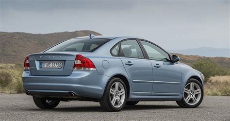 Volvo S40 sedano eksterjeras - minimalistinis švediškas dizainas