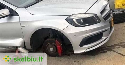 Mechanikas keičiantis variklio pagalvę autoservise