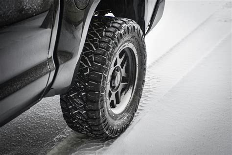 informacinė lentelė su automobilių gamintojo rekomenduojamais padangų dydžiais