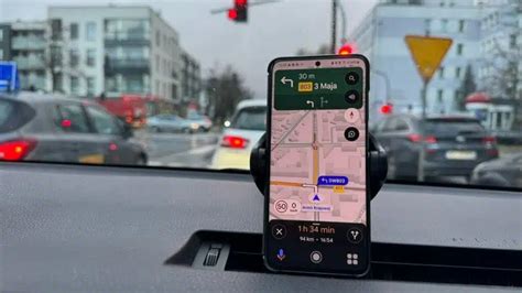 Mobiliojo telefono ekranas su Google Maps navigacija, rodančia eismo spūstis