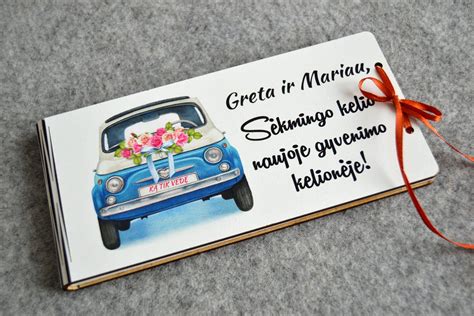 Vestuvinis automobilis, papuoštas gyvomis gėlėmis ir baltais kaspinėliais