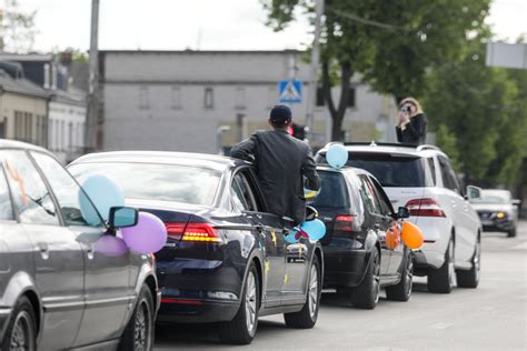 Automobilis, papuoštas balionais ir girliandomis Paskutinio skambučio proga
