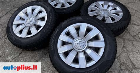 Tematinė nuotrauka: automobilis su žieminėmis padangomis snieguotame kelyje