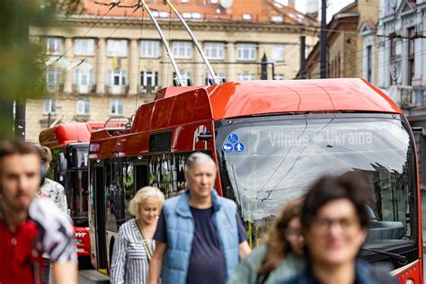 Tematinė nuotrauka: šeima ir draugų grupė viešajame transporte Vilniuje