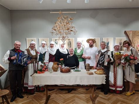 Nuotrauka, vaizduojanti tradicinius lietuvių vestuvių personažus