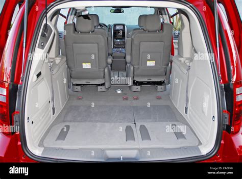 Dodge Grand Caravan interjero dizainas su Swivel-N-Go sistema ir išskleidžiamu staliuku