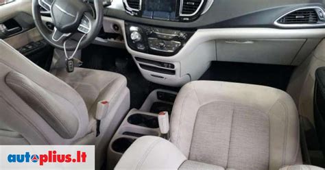 Chrysler Pacifica salonas su daug vietos daiktams