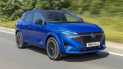 Nissan Qashqai važiuojantis keliu