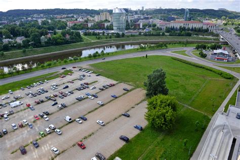 Nuotrauka su naudotais automobiliais, eksponuojamais automobilių aikštelėje.