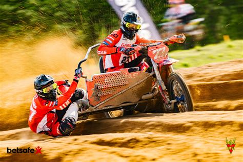 Motokroso lenktynininkai startuoja smėlio trasoje
