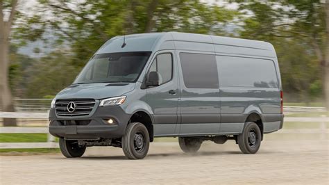 Mercedes-Benz Sprinter furgonas, demonstruojantis didelę krovininę erdvę