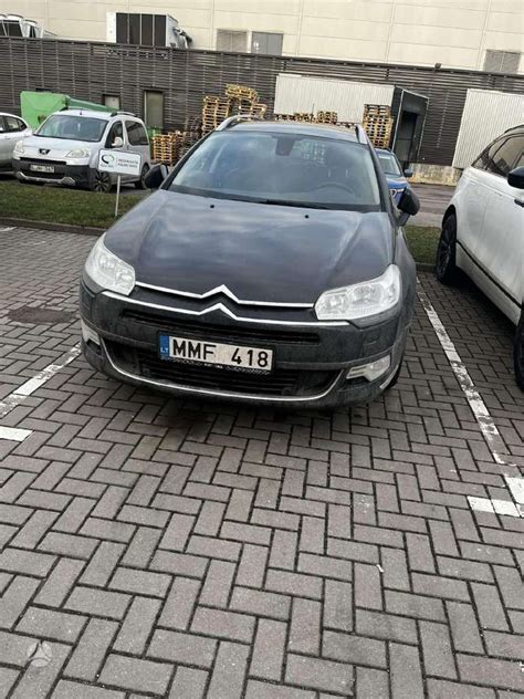 automobilis su rūdžių pažeidimais