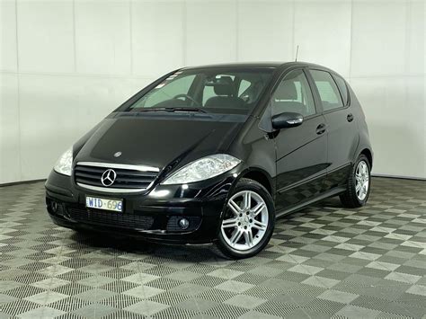 Mercedes-Benz A170 (W169) interjero nuotrauka, akcentuojanti erdvumą ir prietaisų skydelį