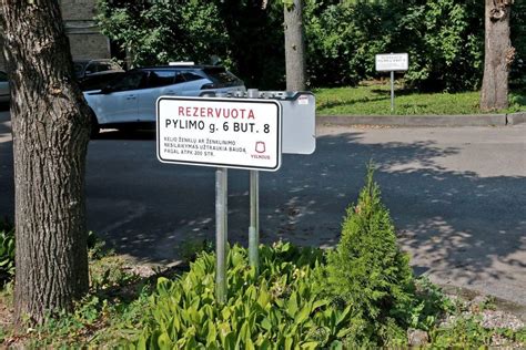 Inografika apie parkavimo vietų trūkumą didmiesčiuose