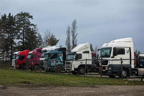 Tematinė nuotrauka: vilkikų parkas su įvairiais krovininiais automobiliais