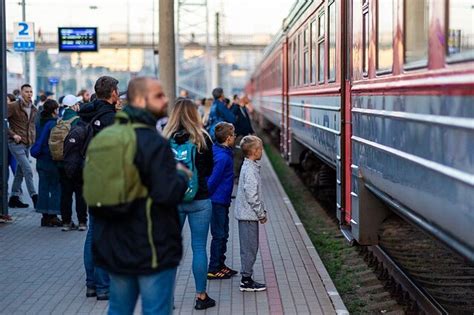 Žmonės vaikšto judrioje Italijos traukinių stotyje