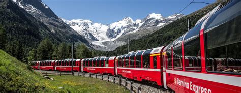 Bernina Express traukinys, važiuojantis per Alpių kalnų peizažą