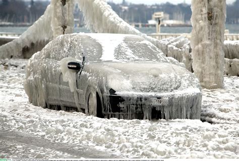 Tematinė nuotrauka: Užšalęs automobilis speiguotą rytą