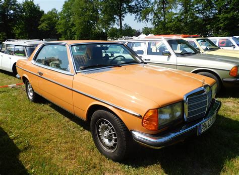 Mercedes-Benz C123 oranžinės spalvos pavyzdys saulėtą dieną