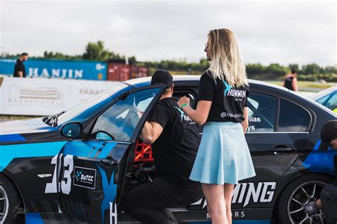 Teminė nuotrauka, vaizduojanti automobilius ir švarią gamtą